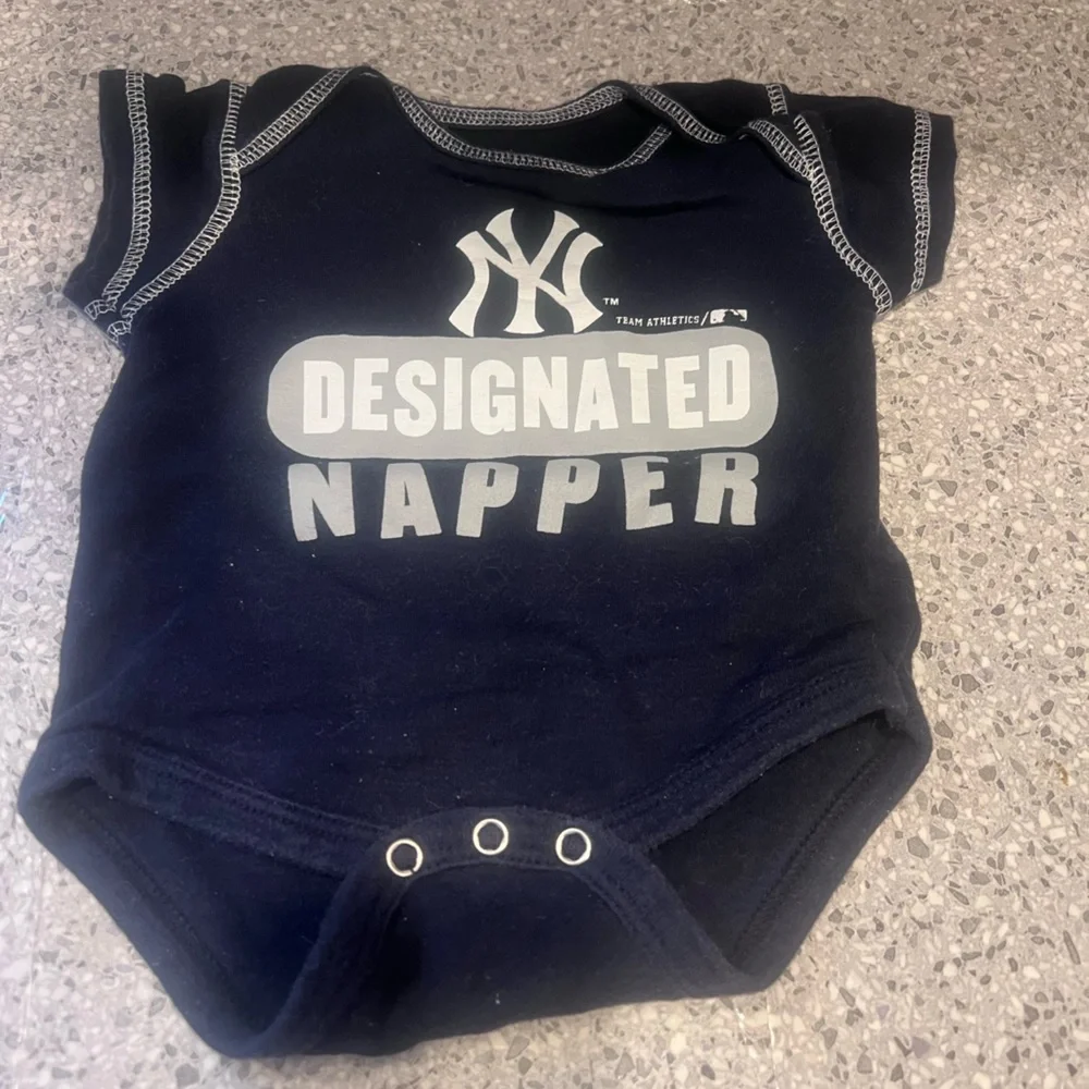 5 New York Yankees Baby Onesies & 1 Shirt w/diaper cover (6total) - Picture 3 of 8